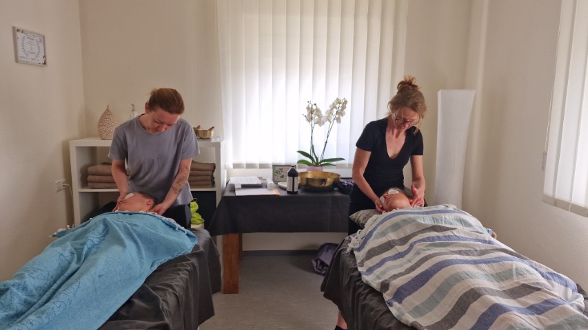 Wellnessmassage Grundkurs Aalen April 2024 – Teilnehmer beim praktischen Üben