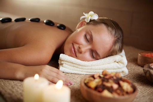 Hot Stone Massage Kurs &ndash; Teilnehmer &uuml;bt Steinauflage